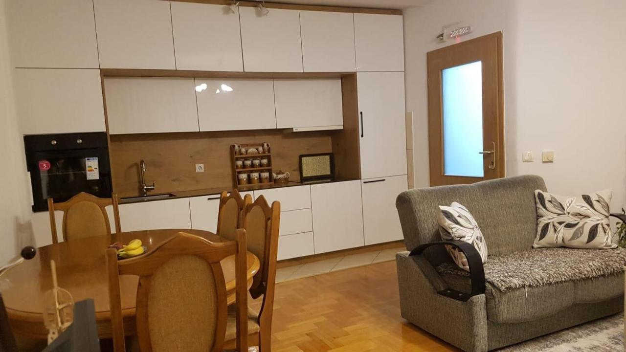 Redon Apartment Pristina Exterior foto